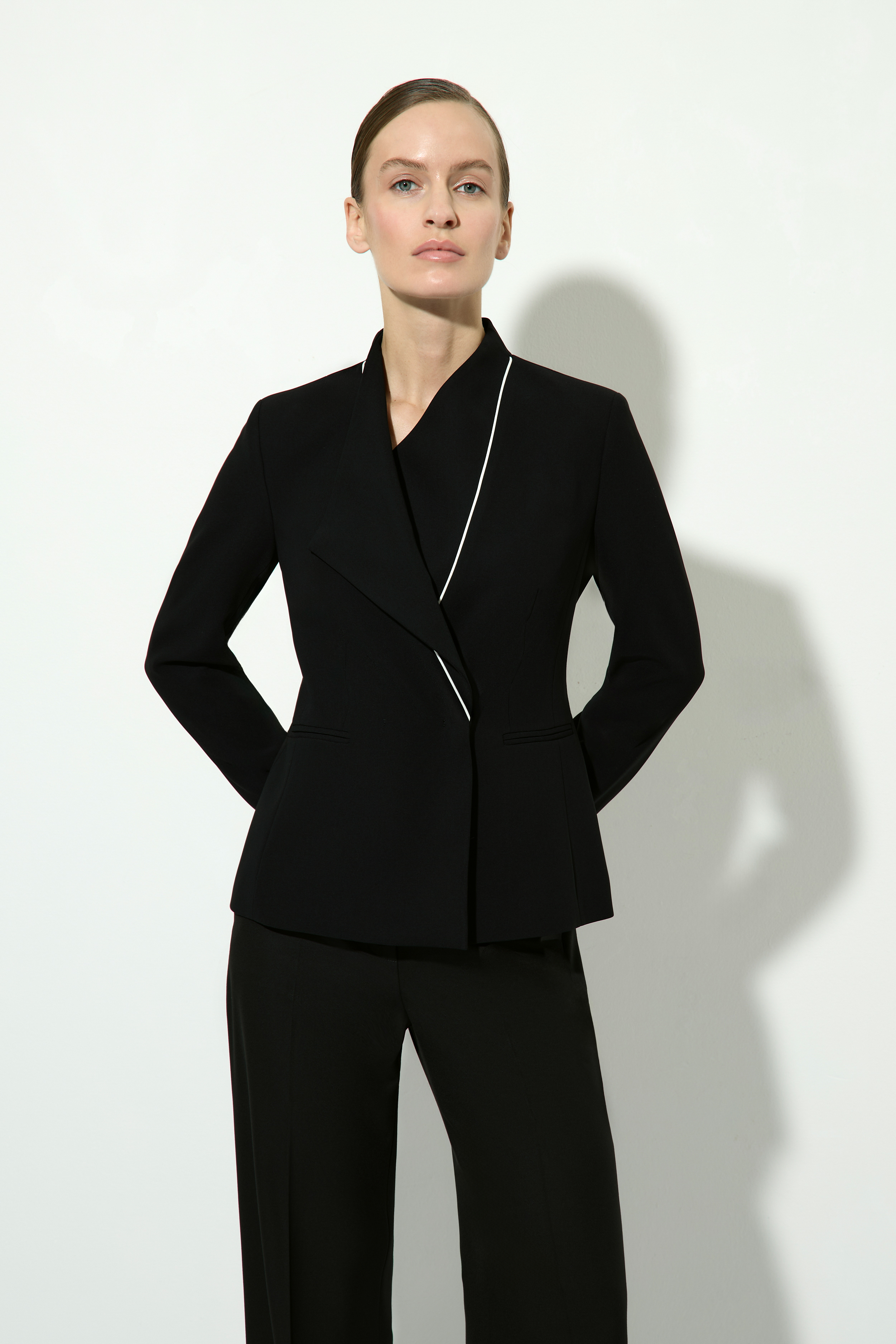 Жакет с контрастным кантом VASSA&Co, пол женский, цвет черный, фото №2