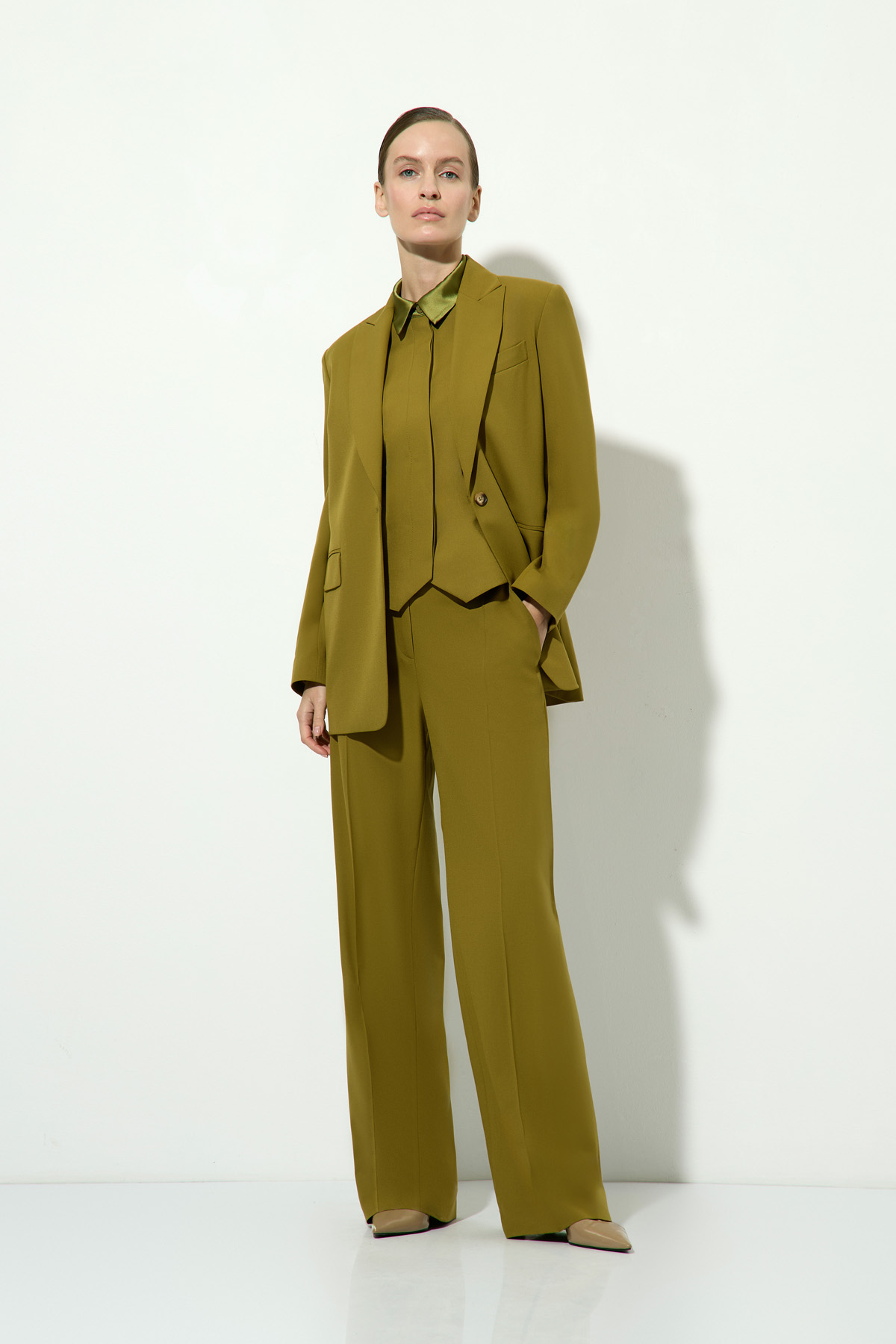 Брюки прямого кроя VASSA&Co, пол женский, цвет хаки, фото №4