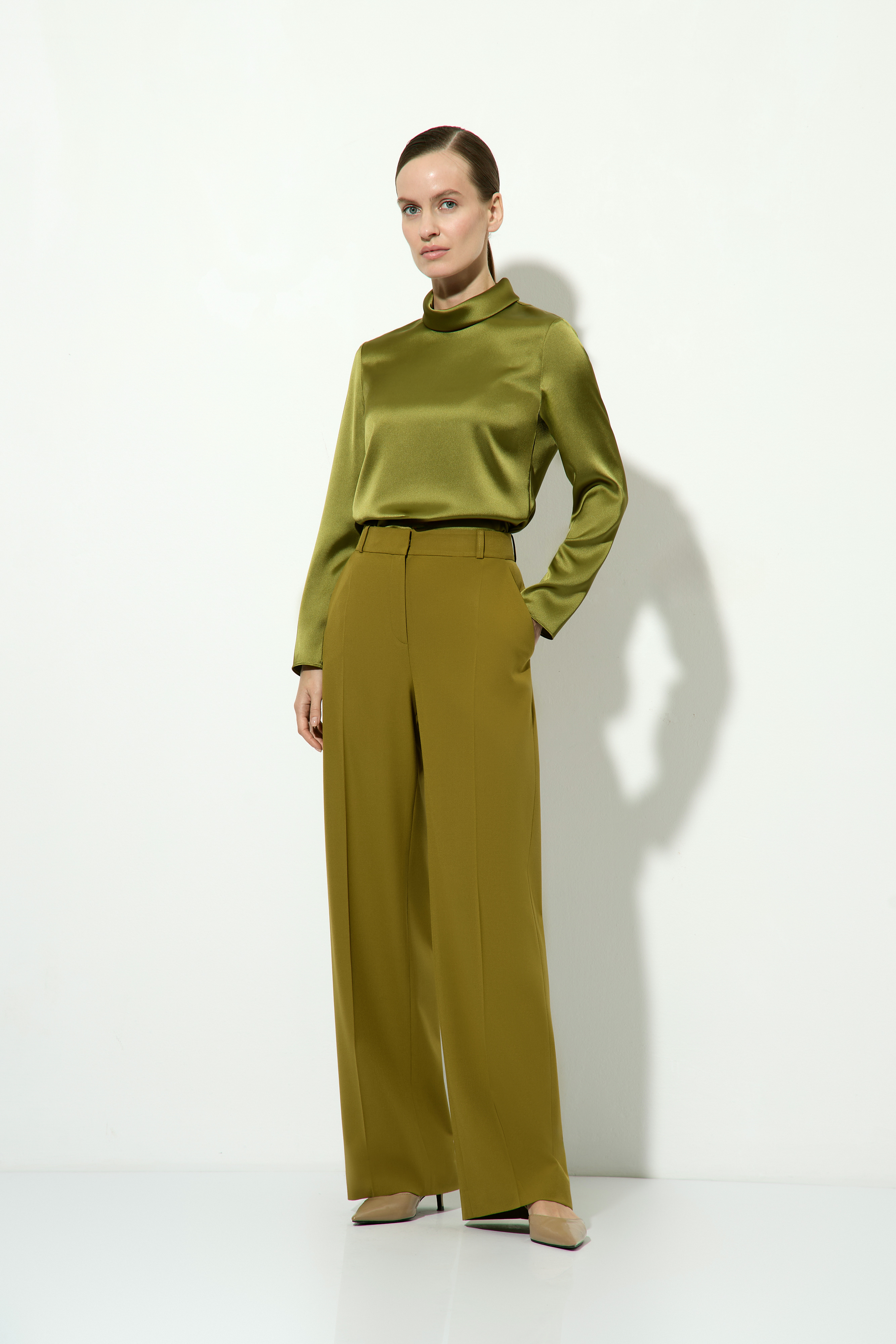 Брюки прямого кроя VASSA&Co, пол женский, цвет хаки, фото №2