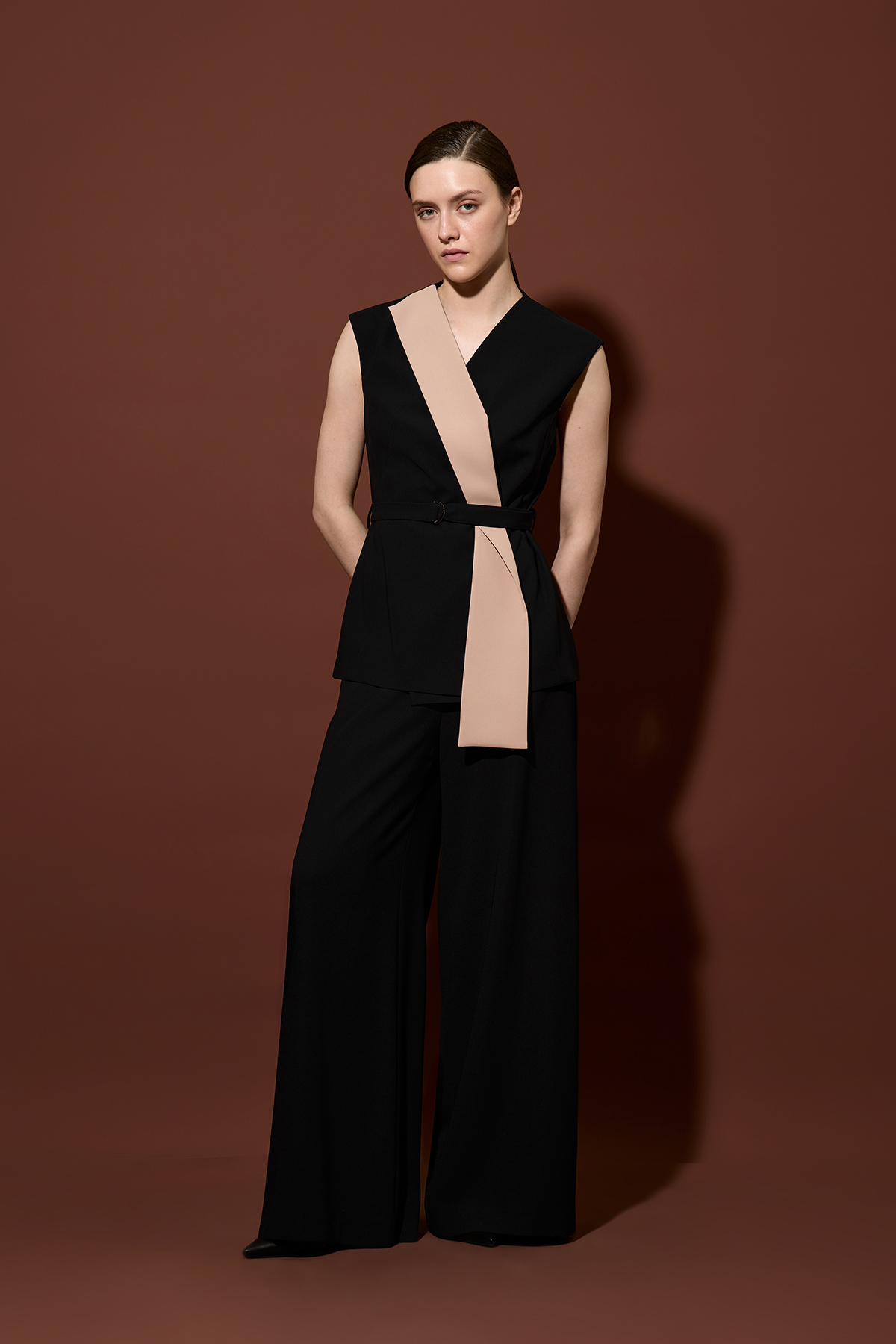 Удлиненный жилет с акцентной деталью VASSA&Co, пол женский, цвет бежевый, фото №2