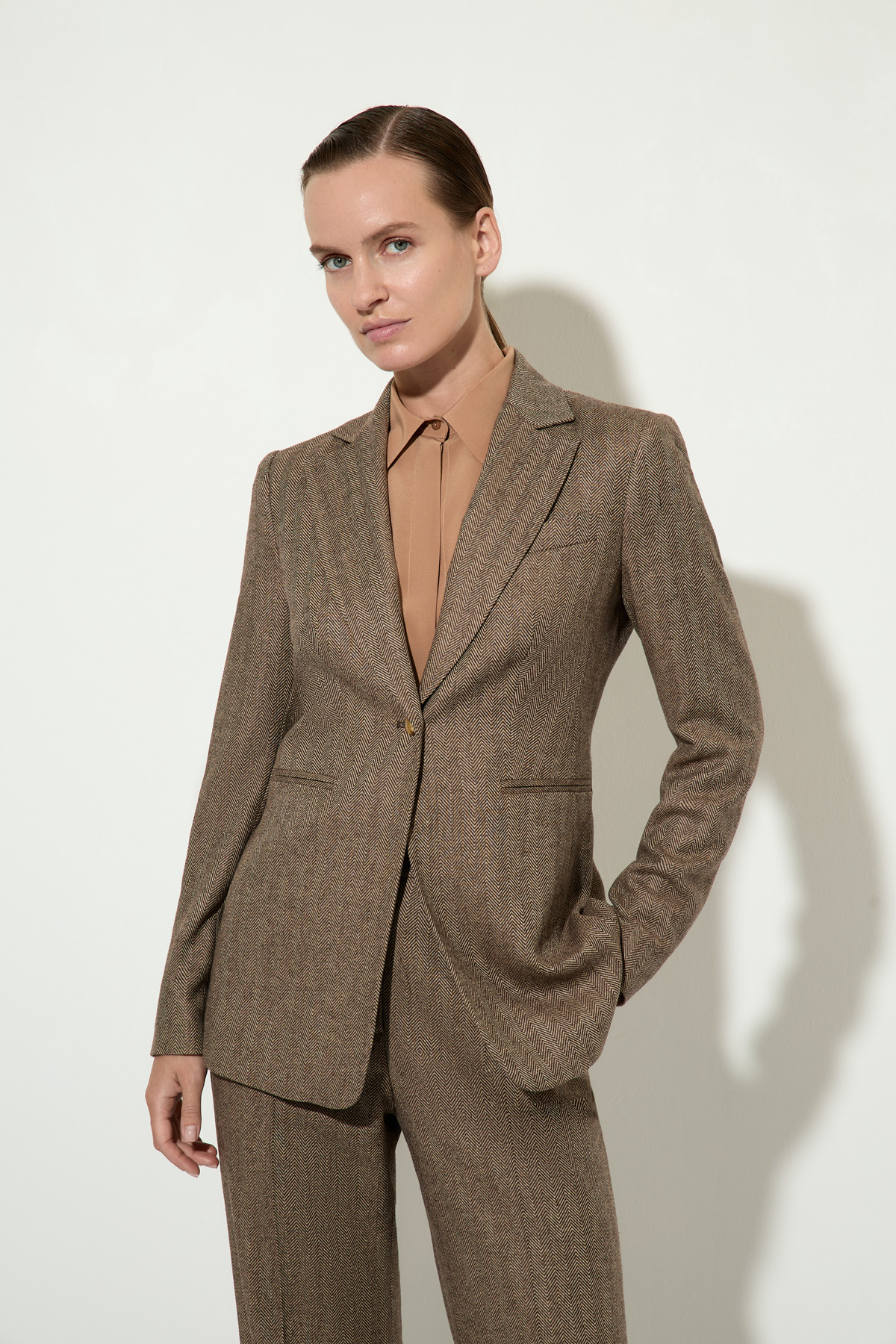 Однобортный жакет приталенного силуэта VASSA&Co, пол женский, цвет коричневый, фото №6