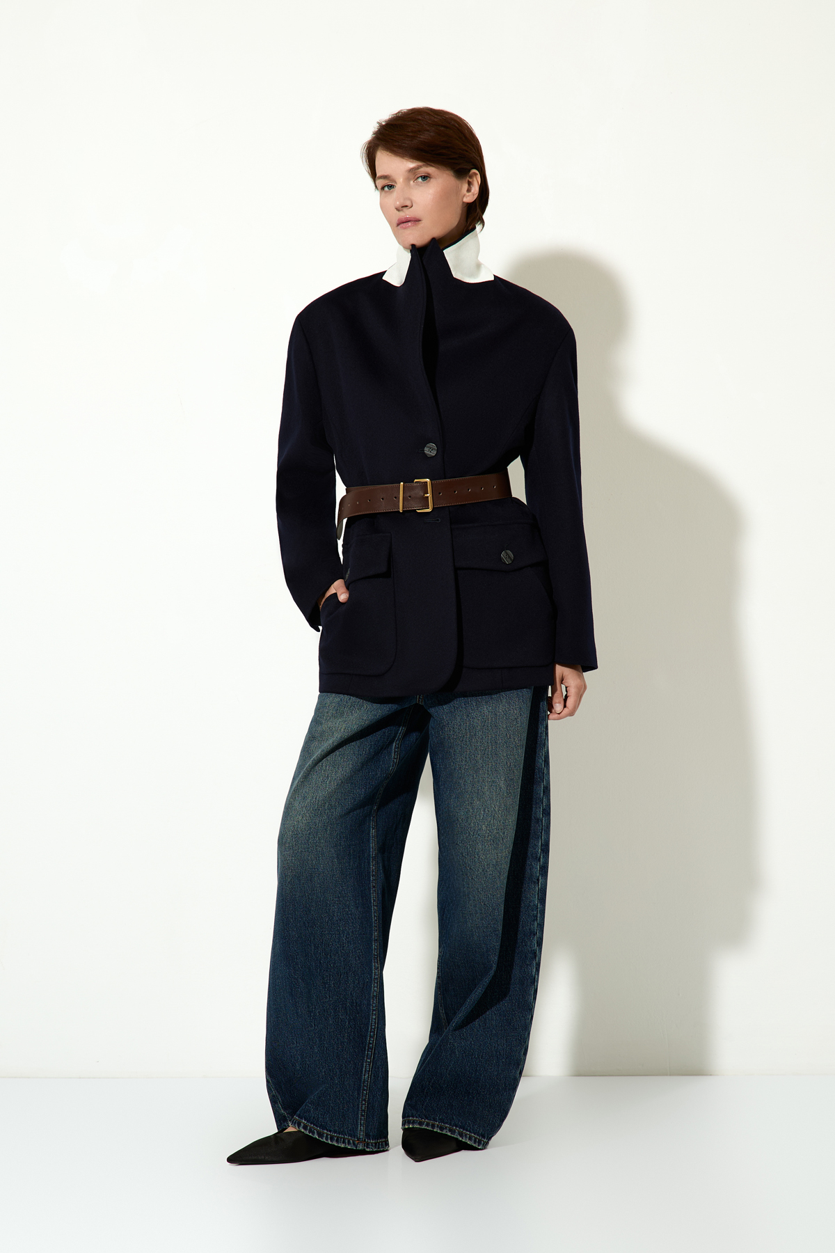 Кожаный ремень с металлической пряжкой VASSA&Co, пол женский, цвет коричневый, фото №2