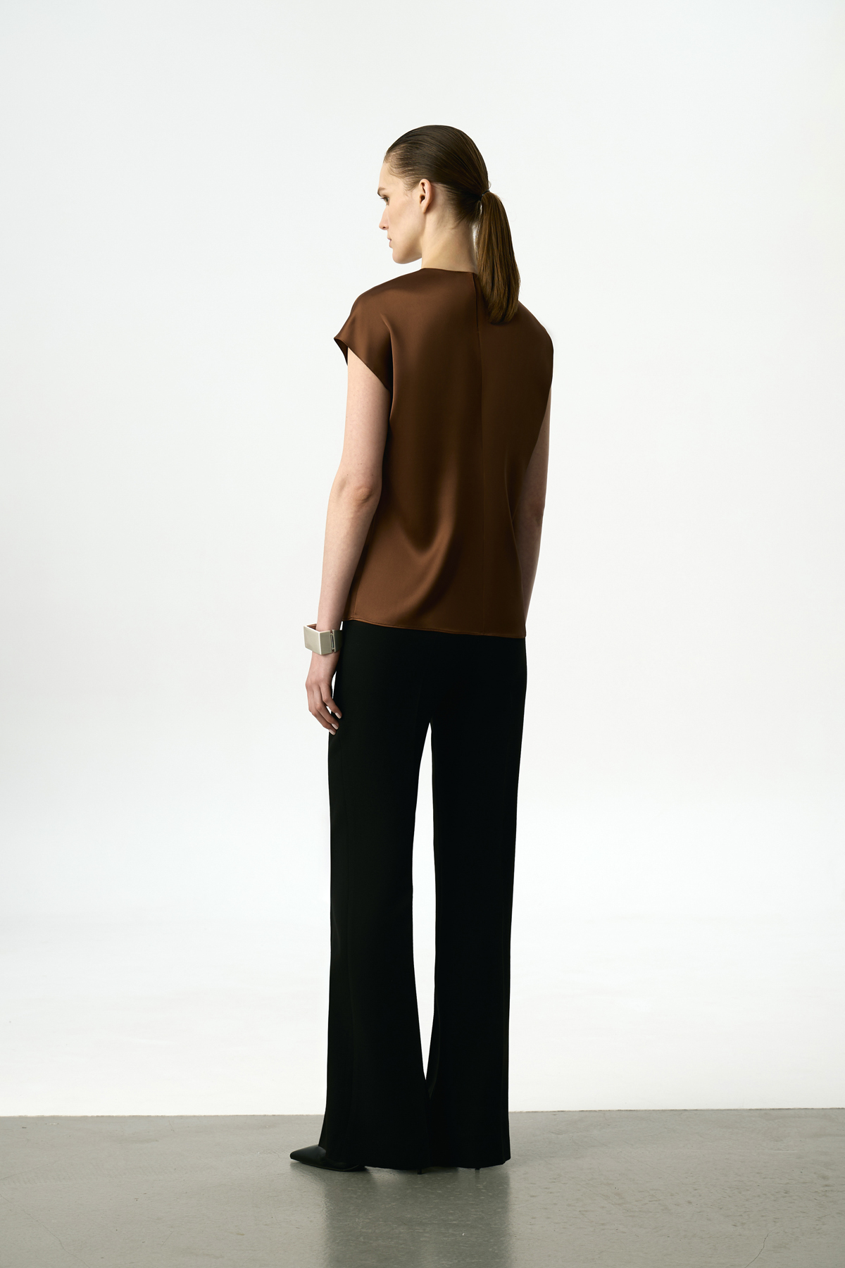 Блузка атласная коричневая VASSA&Co, пол женский, цвет коричневый, фото №4