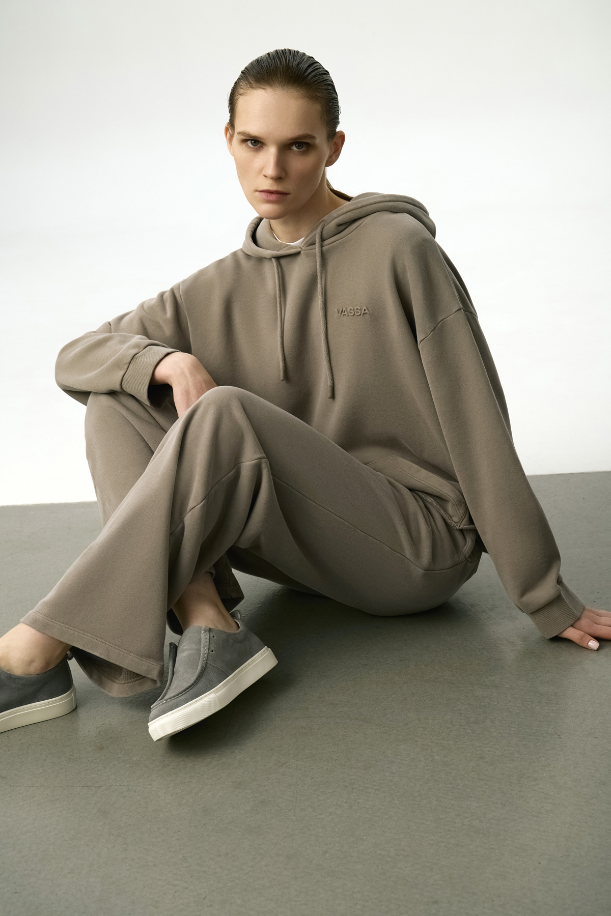 Брюки спортивные широкие VASSA CODE, пол женский, цвет зеленый, фото №2